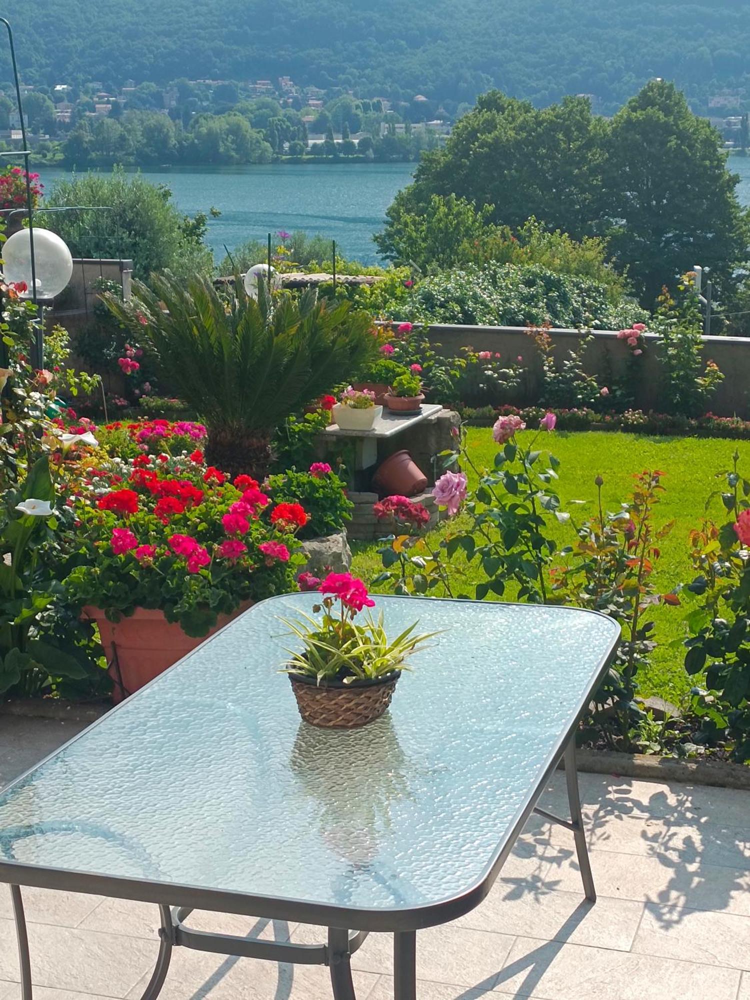 Le Rose Sul Lago Pescate Eksteriør bilde